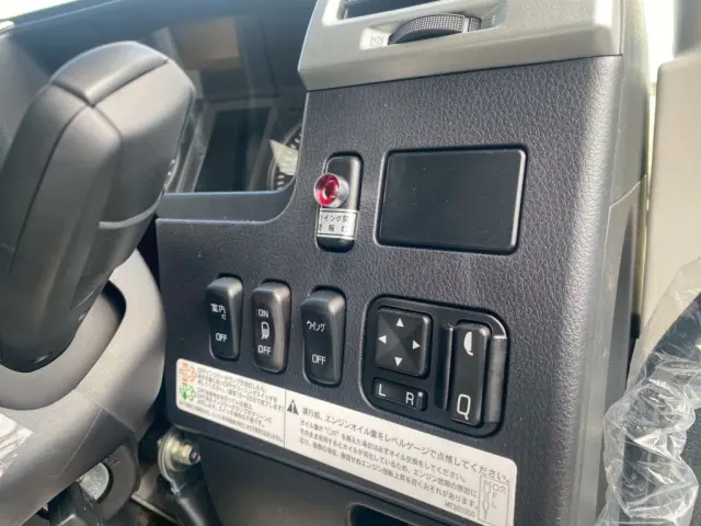ウイングのメインスイッチは右側に付いてます|三菱 ファイター 2KG-FK65F(2WD)の写真21