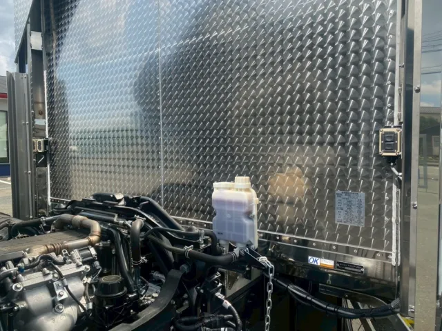 ウイング開閉スイッチは前壁の左右にも付いてます（後方標準）|三菱 ファイター 2KG-FK65F(2WD)の写真23