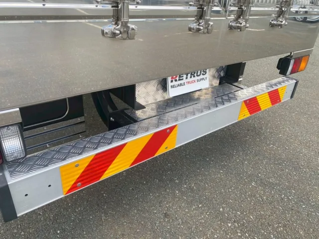 リアバンバー上部にアルミシマ板が張られてます|三菱 ファイター 2KG-FK65F(2WD)の写真28