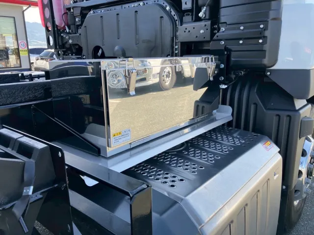 運転席側にステンレス製の工具箱が付いています。|三菱 スーパーグレート 2PG-FV80VYの写真13