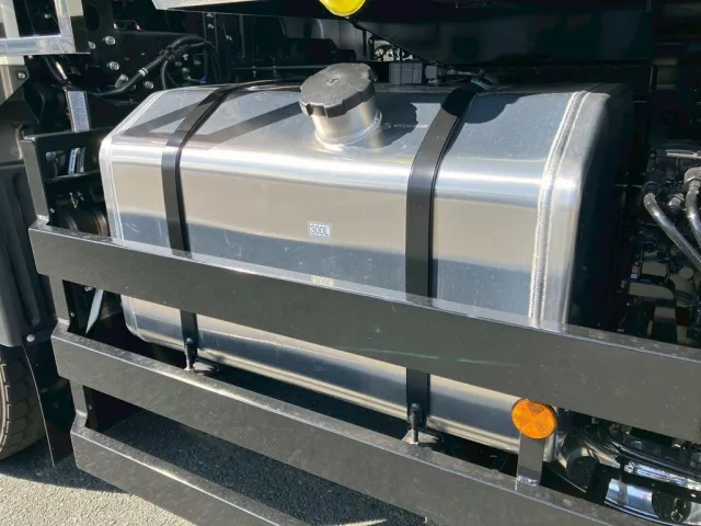 燃料タンクは300Lアルミ製です。|三菱 スーパーグレート 2PG-FV80VYの写真17