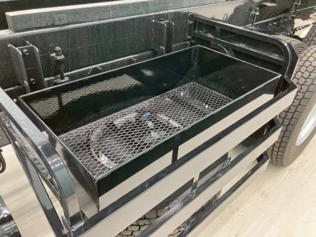 助手席側にりん木入れが付いています。|日野 プロフィア 2DG-FS1AHEの写真16