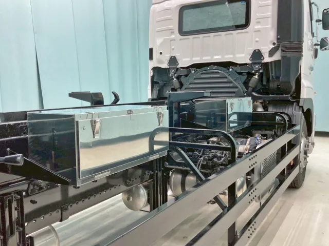 運転席側にステンレス製の工具箱が2つ付いています。|日野 プロフィア 2DG-FS1AHEの写真17