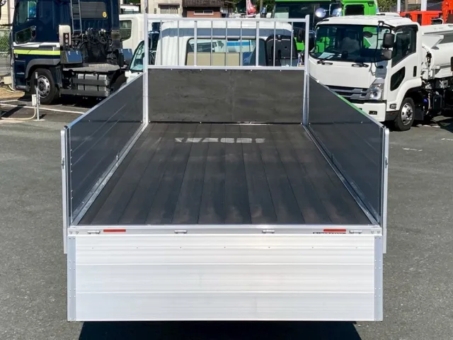 床は板張りです。|三菱 ファイター 2KG-FK65F(2WD)の写真8