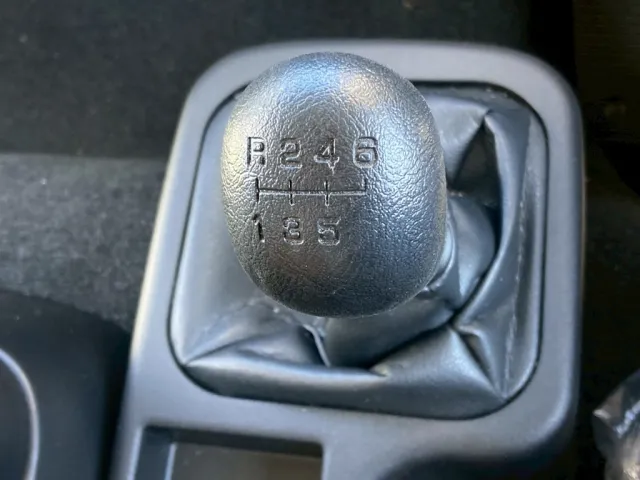 MT6速です。|三菱 ファイター 2KG-FK65F(2WD)の写真18