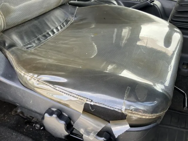 運転席座面に、ビニール破れ・ヘタリがあります。|日野 レンジャー LDG-GK8JRAAの写真8