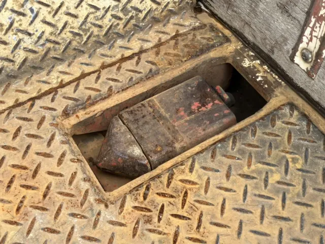 ツイストロックは、格納式です。|日野 レンジャー LDG-GK8JRAAの写真14