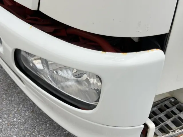 助手席側フロントバンパー上部に、サビがあります。|日野 レンジャー LDG-GK8JRAAの写真19