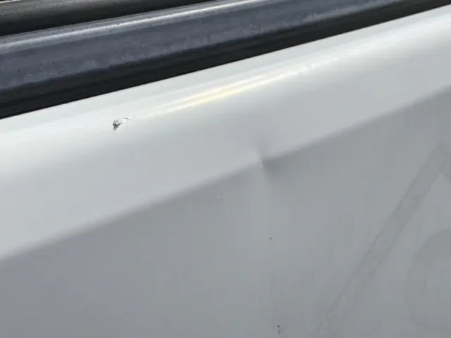 助手席側ドアパネル上部に、傷・ヘコミがあります。|日野 レンジャー LDG-GK8JRAAの写真25