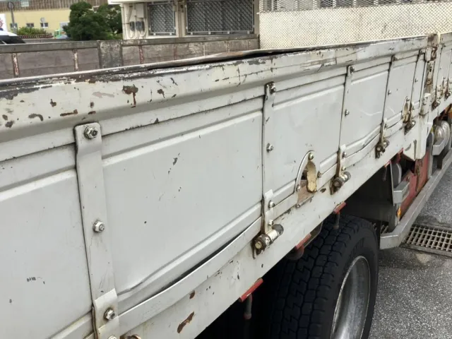 運転席側アオリ上部と下部に、膨らみがあります。|日野 レンジャー LDG-GK8JRAAの写真32