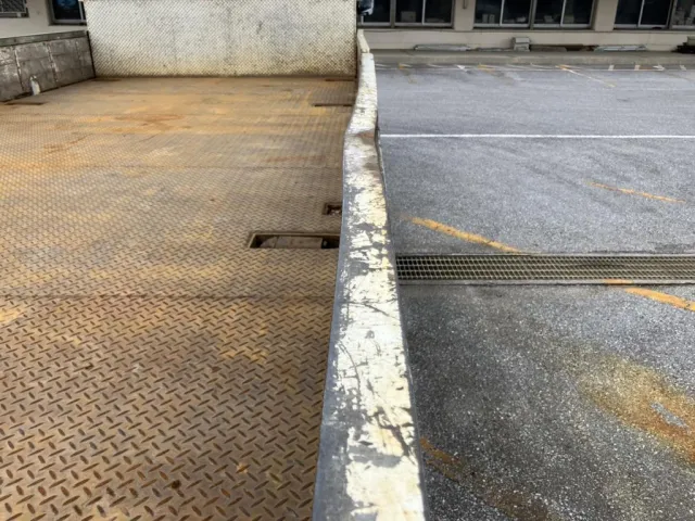 運転席側アオリに、膨らみがあります。|日野 レンジャー LDG-GK8JRAAの写真33