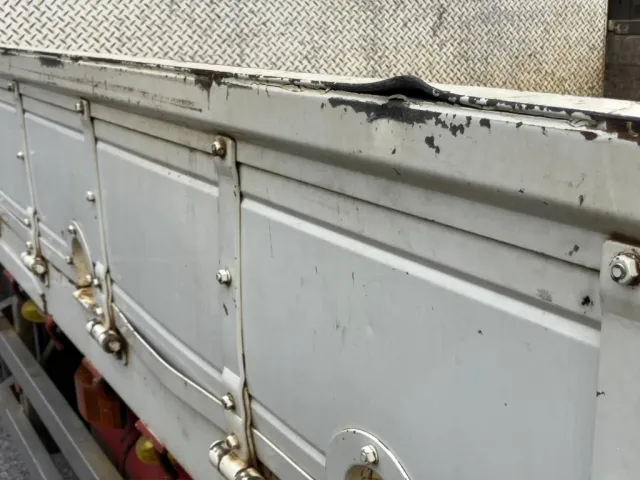 助手席側アオリ上部と下部に、膨らみがあります。|日野 レンジャー LDG-GK8JRAAの写真34