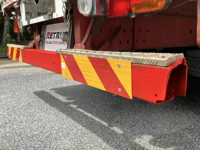 運転席側リアバンパー先端に曲がり、カバーが欠品しています。|日野 レンジャー LDG-GK8JRAAの写真40