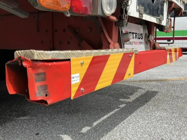 助手席側リアバンパー先端に曲がり、カバーが欠品しています。|日野 レンジャー LDG-GK8JRAAの写真41