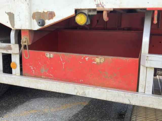 運転席側に、物入れがあります。|日野 レンジャー LDG-GK8JRAAの写真44