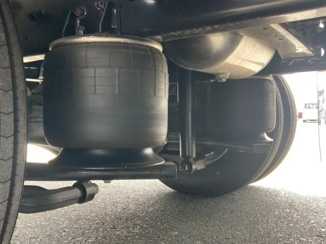 リアエアサスです|三菱 ファイター 2KG-FK65F(2WD)の写真5