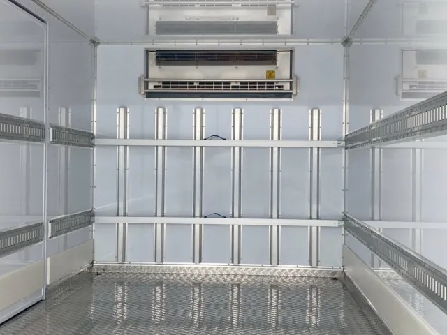 エバポレータ、リターンガイド周辺です(床面はアルミシマ板)|三菱 ファイター 2KG-FK65F(2WD)の写真8