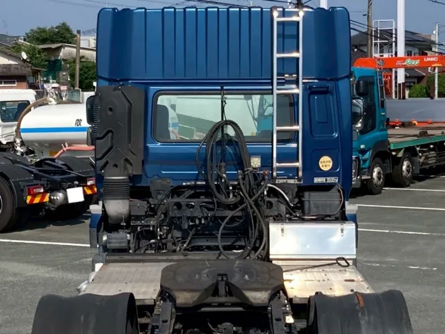 踊場左に工具箱付です|UDトラックス クオン QKG-GK6XADの写真10