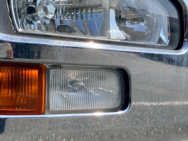 フロント右の幅灯レンズにヒビが有ります|UDトラックス クオン QKG-GK6XADの写真16