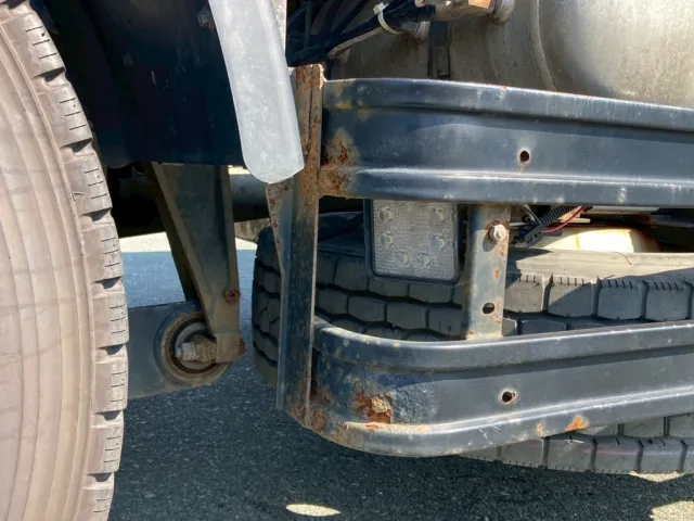 サイドバンバー後方にもサビが有ります|UDトラックス クオン QKG-GK6XADの写真20