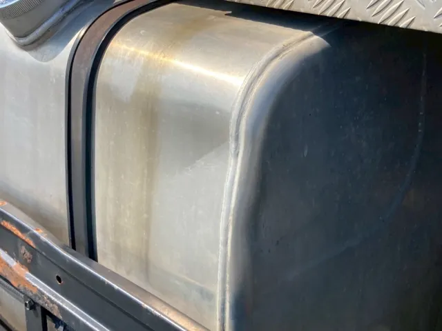 燃料タンクに凹みが有ります|UDトラックス クオン QKG-GK6XADの写真22