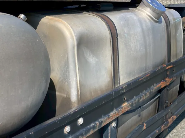 燃料タンク前側にも凹みがあります|UDトラックス クオン QKG-GK6XADの写真23