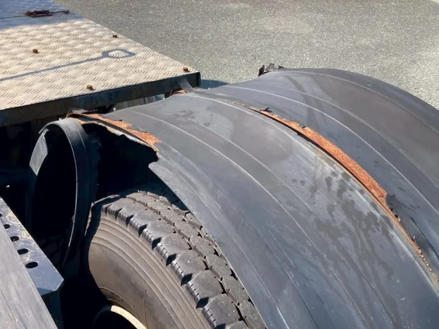 右リアフェンダーカバーに破れ、欠損が有ります|UDトラックス クオン QKG-GK6XADの写真24