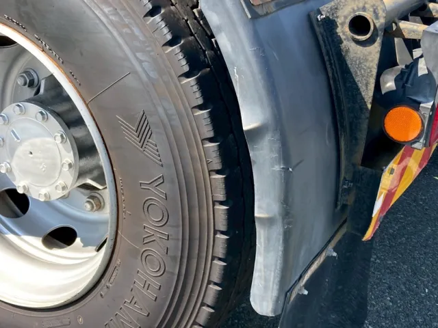 左リアフェンダーに曲りが有ります|UDトラックス クオン QKG-GK6XADの写真25