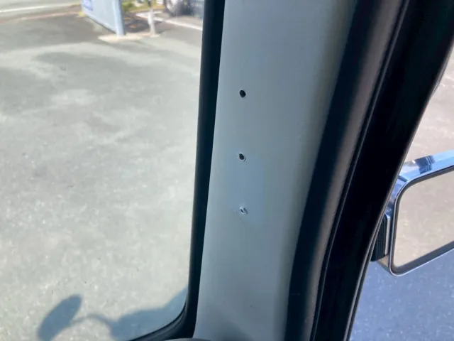運転席内側フロントピラーに取り外し穴が有ります|UDトラックス クオン QKG-GK6XADの写真27