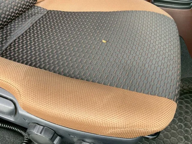 運転席座面にタバコ穴が開いてます|日野 レンジャー 2PG-FD2ABG(2WD)の写真8