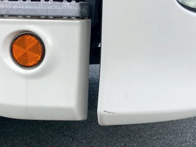 フロントバンバー右下にすり傷が有ります|日野 レンジャー 2PG-FD2ABG(2WD)の写真15