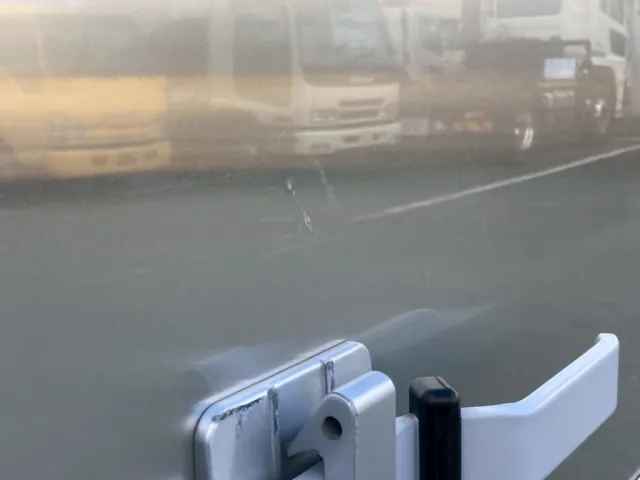 観音ドアにすり傷|日野 レンジャー 2PG-FD2ABG(2WD)の写真22