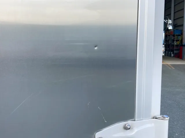 観音ドアに凹みキズが有ります|日野 レンジャー 2PG-FD2ABG(2WD)の写真23