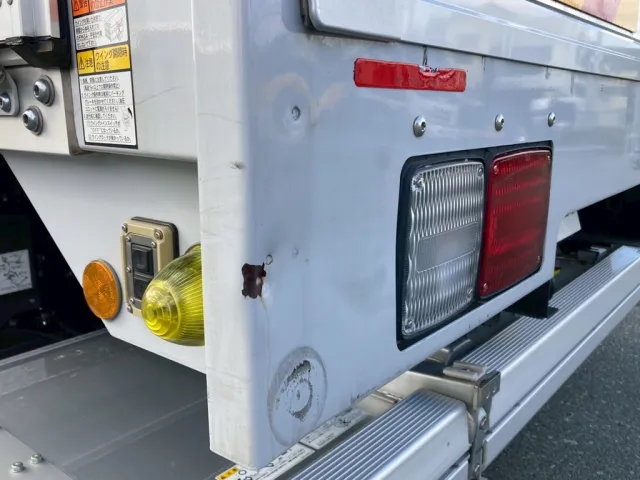 ボディーリア化粧板左にキズサビ凹みが有ります|日野 レンジャー 2PG-FD2ABG(2WD)の写真25