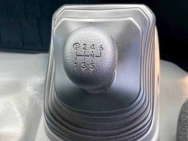 6速MTです|日野 デュトロ 2RG-XZU712M(2WD)の写真11