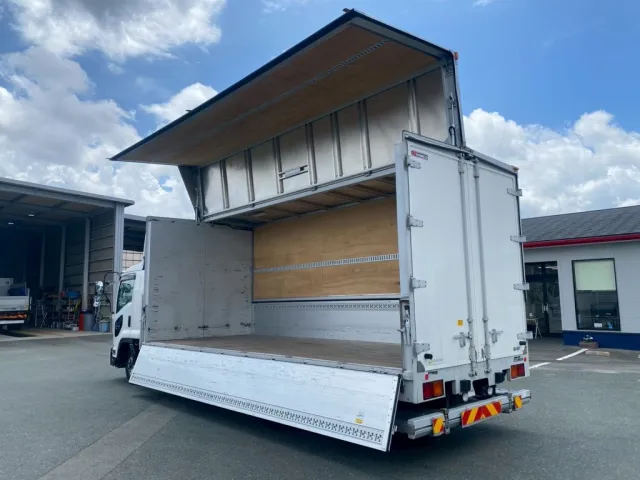 いすゞ フォワード 2RG-FRR90T2(2WD)の写真4