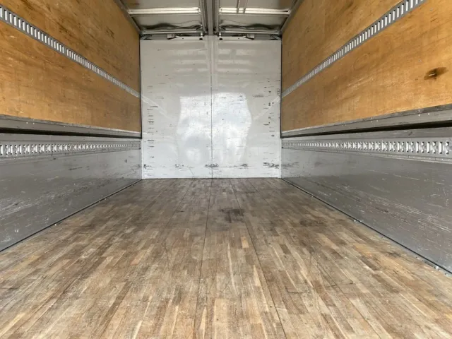 床面の状態、ラッシングレールは2段です|いすゞ フォワード 2RG-FRR90T2(2WD)の写真7