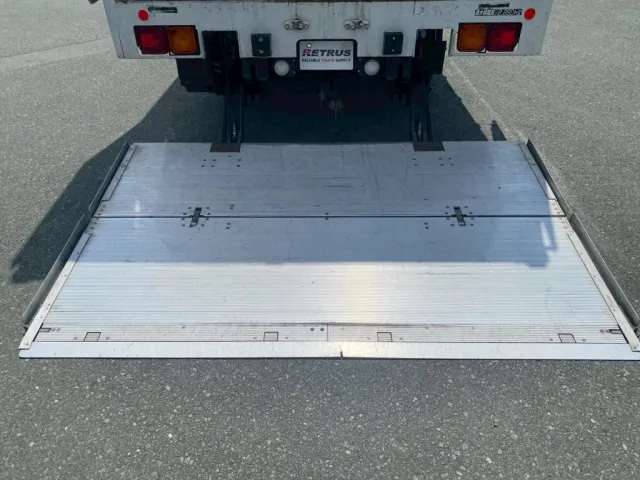 パワーゲートを降ろした状態|いすゞ フォワード 2RG-FRR90T2(2WD)の写真8