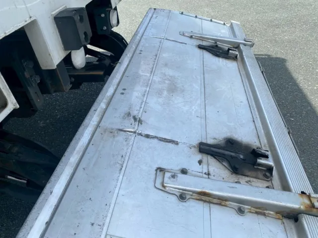 ゲート裏側、左右にすり傷が有ります|いすゞ フォワード 2RG-FRR90T2(2WD)の写真10