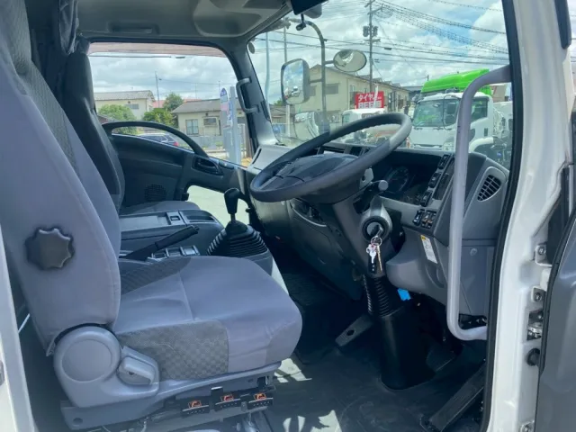 室内|いすゞ フォワード 2RG-FRR90T2(2WD)の写真19