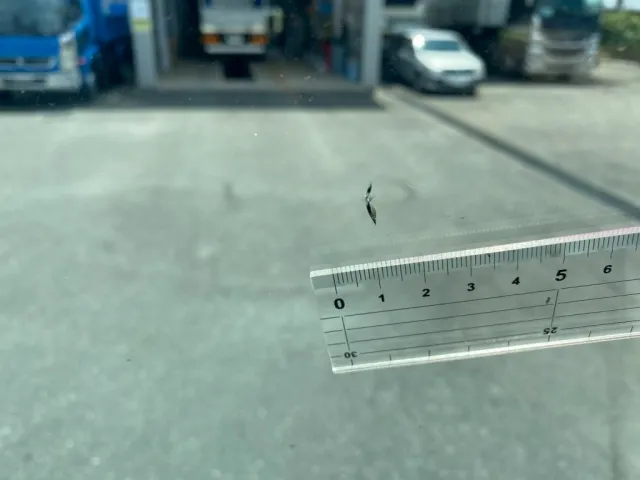 フロントガラスに飛び石が有ります(小)|いすゞ フォワード 2RG-FRR90T2(2WD)の写真26