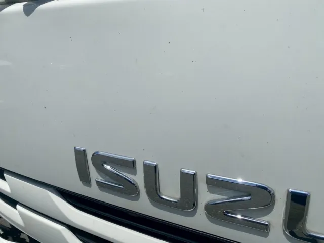 フロントパネルにも飛びキズが点々と有ります|いすゞ フォワード 2RG-FRR90T2(2WD)の写真30