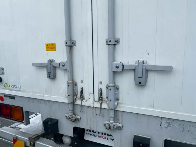 リア観音ドアロック周辺に小傷、凹みが有ります|いすゞ フォワード 2RG-FRR90T2(2WD)の写真32