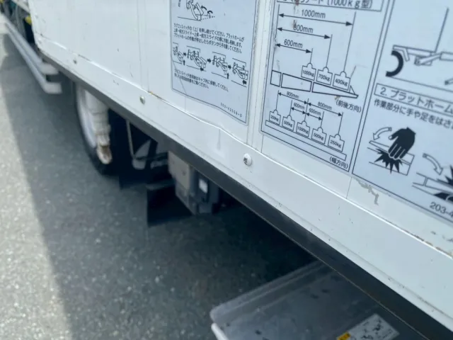 リア観音ドア左の内側に曲り箇所が有ります|いすゞ フォワード 2RG-FRR90T2(2WD)の写真33