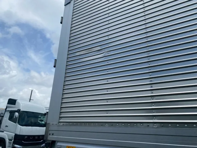 右側ウイング後方にすり傷、凹みが有ります|いすゞ フォワード 2RG-FRR90T2(2WD)の写真34