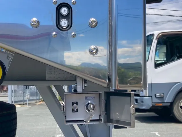 ウイングのメインスイッチ(下) 開閉スイッチ(上)|トレクス PFB34118の写真12