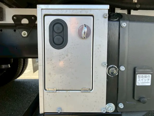 ゲートの昇降スイッチです。|日野 レンジャー 2KG-FD2ABG(2WD)の写真20