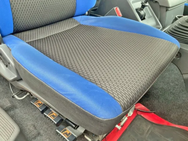 運転席座面にヘタリがあります。|いすゞ ギガ QDG-EXZ52BJの写真17