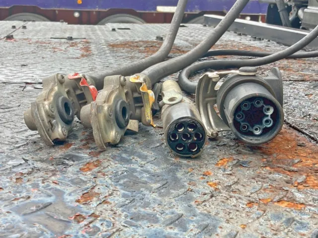 接続コネクターです。|いすゞ ギガ QDG-EXZ52BJの写真24