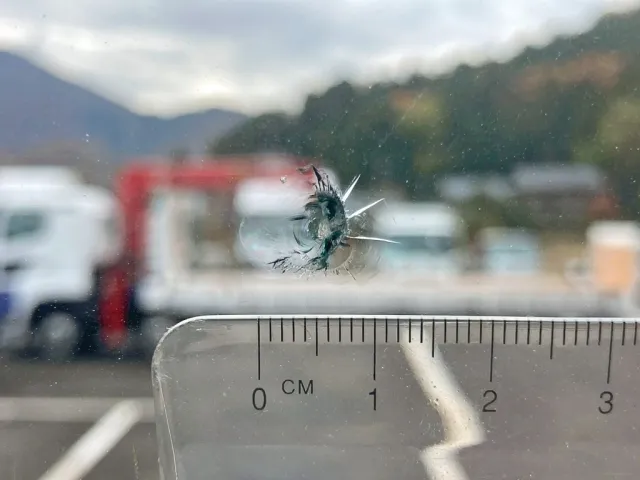 フロントガラス運転席側下部に飛び石跡があります。|いすゞ ギガ QDG-EXZ52BJの写真40